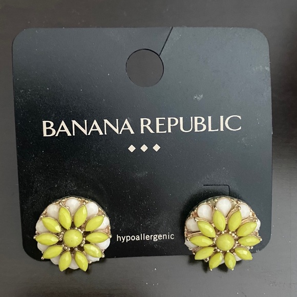 NWT Banana Republic flower earrings - Picture 1 of 3